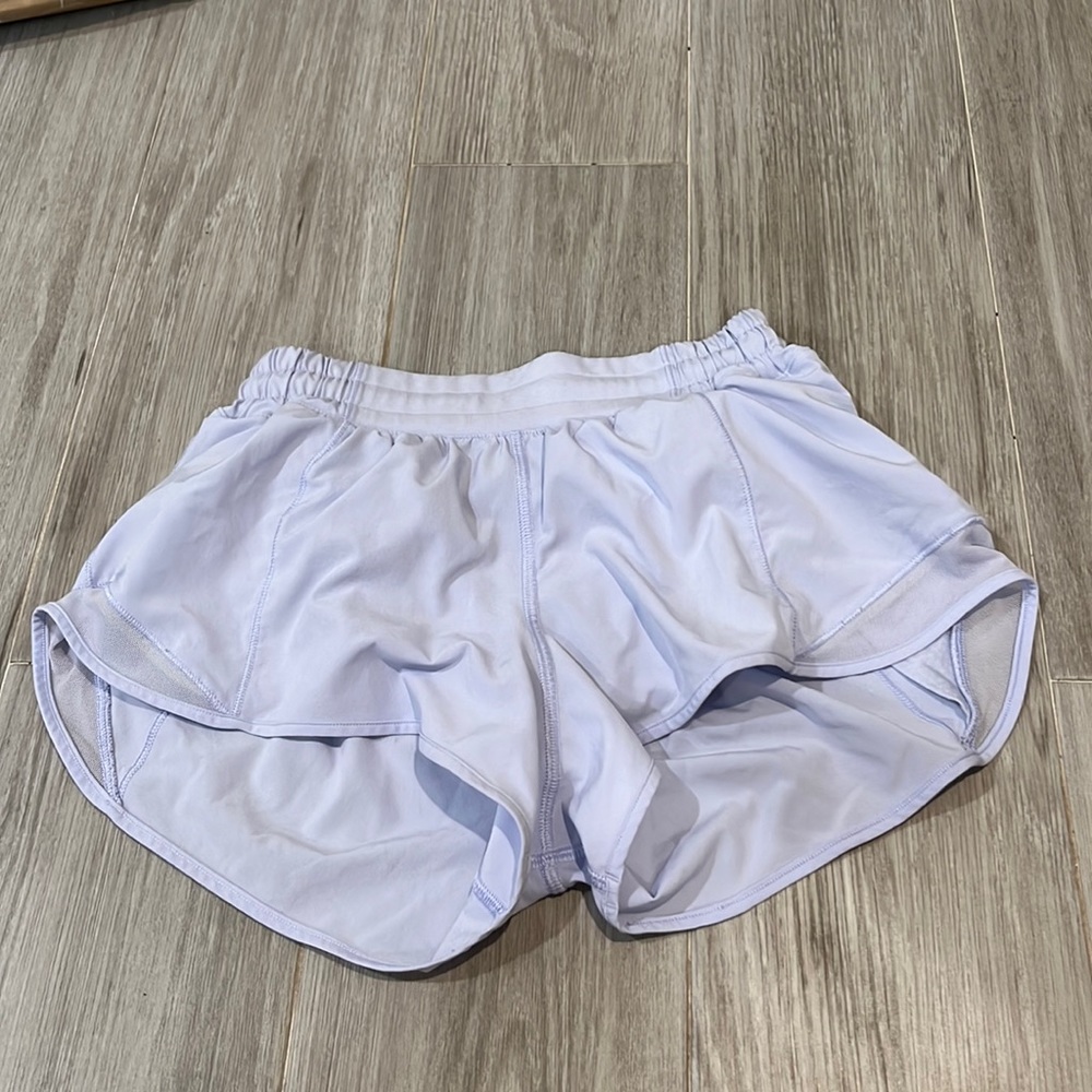 NWOT lululemon hotty hot 2.5 shorts size 4 (lowest I’ll go is 35$)
